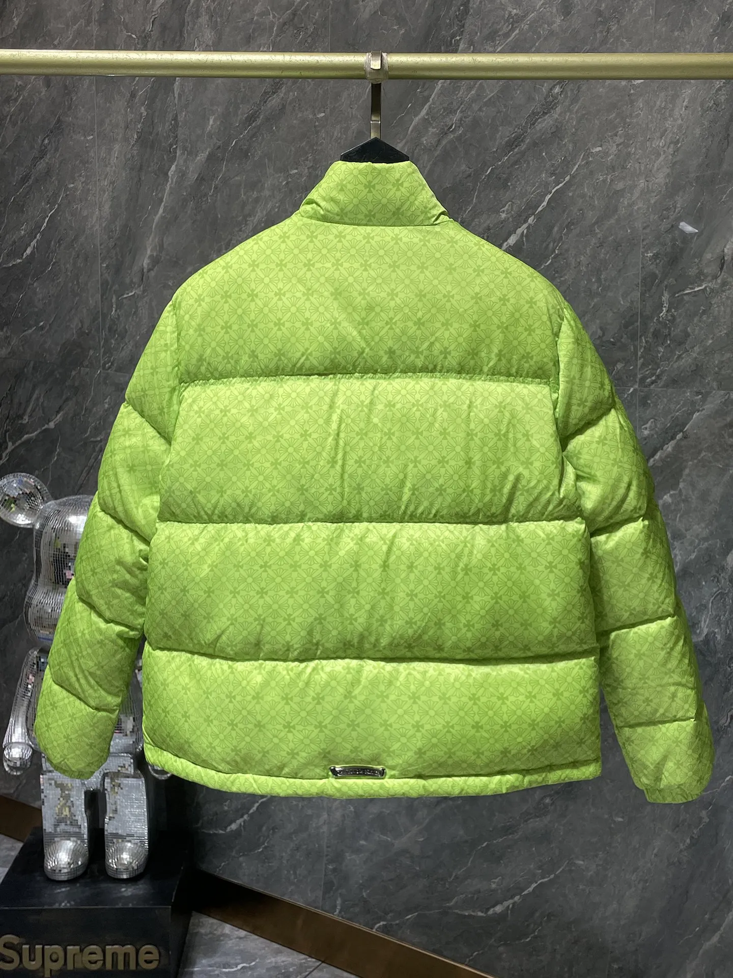 P676 Chrome Hearts ❄️Winter Down Jacket Series❄️ Chrome Hearts Dark Pattern Series Fluorescent Green Down Jacket is on sale at the counter at the same time❤ The best Guangzhou Inspection and National Standard 90 down jacket on the market! ! The world’s highest fluffiness of 900D! ! High standard and sufficient down filling! ! Exterior windproof and waterproof dark pattern custom fabric, interior high-grade dark pattern lining fabric to prevent lint, original hardware molding, exquisite craftsmanship details, can be casual or formal ✨ Slim fit and not bloated Recommended color: Customized dark pattern fluorescent green series Code number: S, M, L, XL